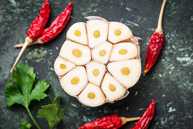 Rodajas de ajo, pimiento rojo y perejil.