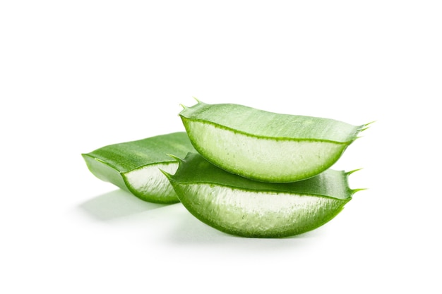 Rodajas de aloe vera aisladas sobre fondo blanco. Medicina herbaria