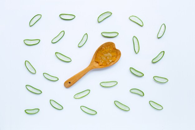 Rodajas de aloe vera con gel sobre blanco.