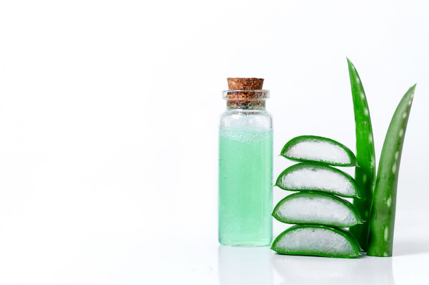 Rodajas de Aloe Vera, Hojas y Frasco con jugo de Aloe Vera. Concepto de cosméticos y medicina herbaria.