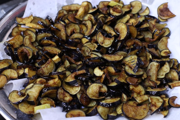 Rodajas de berenjena frita en restaurante