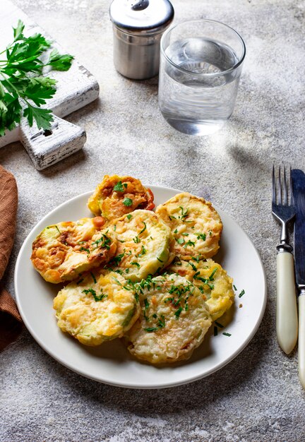 Rodajas de calabacín frito con perejil