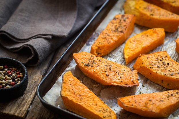 Rodajas de calabaza al horno con miel, aceite y hierbas