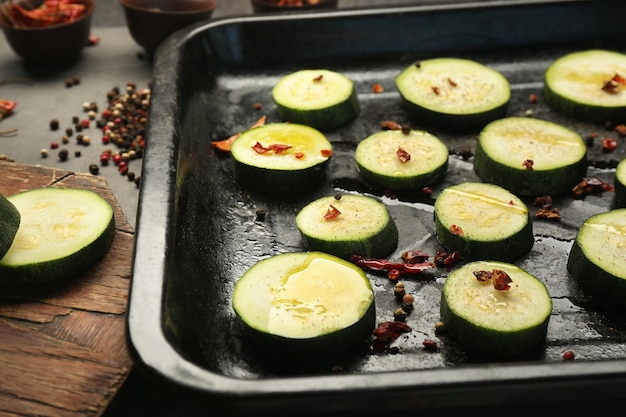 Rodajas de calabaza en una bandeja para hornear