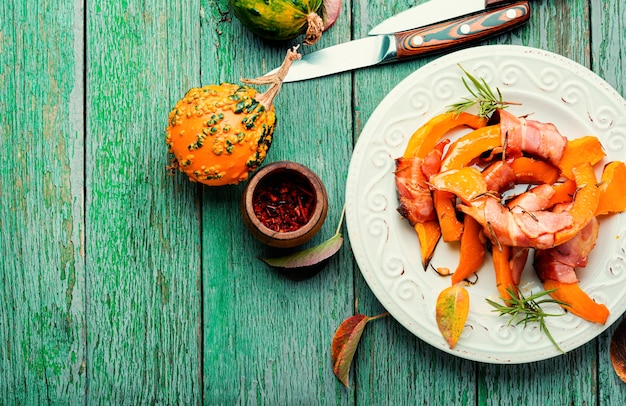 Rodajas de calabaza envueltas en tocino