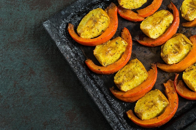 Rodajas de calabaza y manzanas al horno con especias