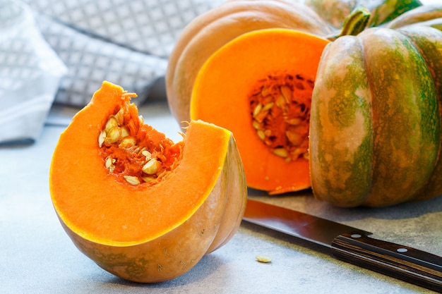 Rodajas de calabaza orgánica madura sobre la mesa