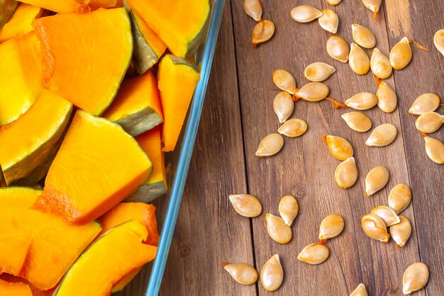 Rodajas de calabaza en rodajas sobre una mesa de madera. De cerca.