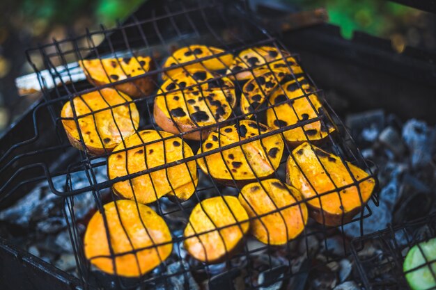 Las rodajas de camote se asan a la parrilla