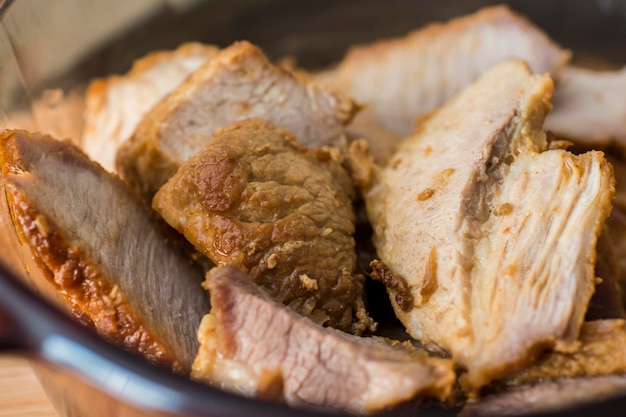 Rodajas de carne de res de cerdo estofado de chicharrón cocido frito asado