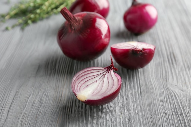 Rodajas de cebolla roja sobre fondo de madera