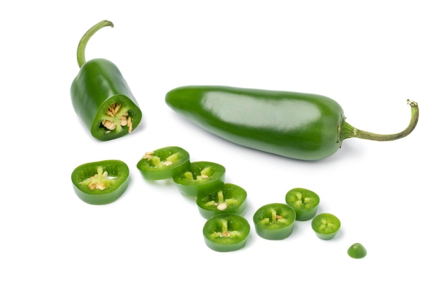 Rodajas y chiles jalapeños verdes frescos