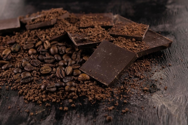 Rodajas de chocolate y granos de café tostados.