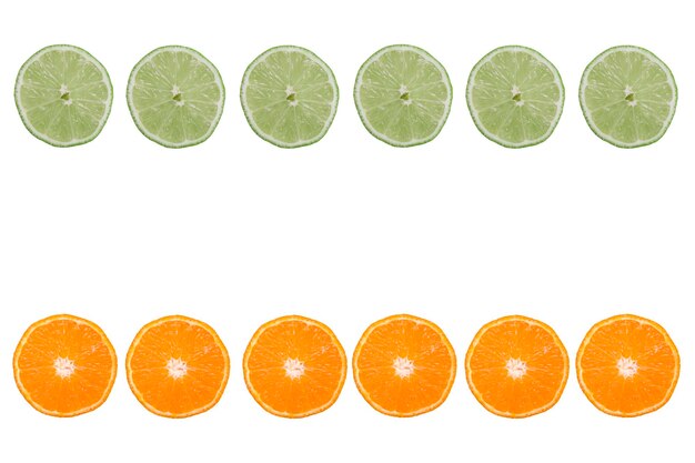 Rodajas de cítricos frescos aislado sobre fondo blanco.