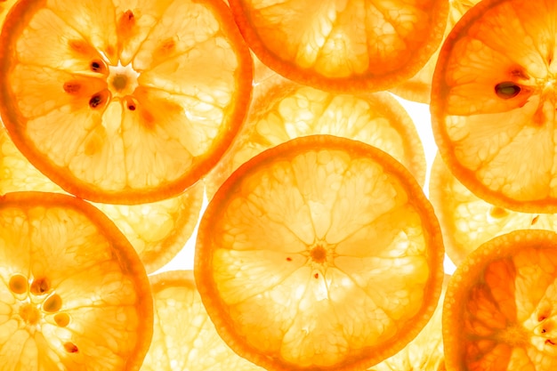 Rodajas de cítricos mandarina en blanco