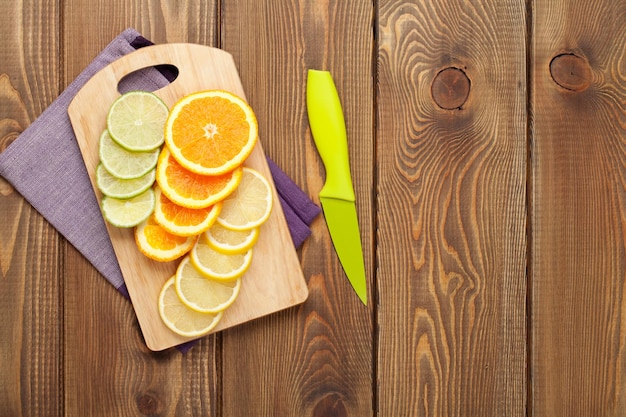 Foto rodajas de cítricos en tabla de cortar