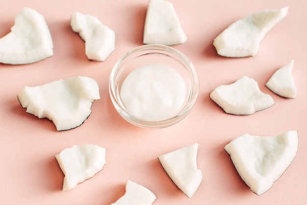 Foto rodajas de coco alrededor de un tarro de leche natural