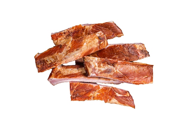 Rodajas de costillas de cerdo a la barbacoa ahumadas aislado sobre fondo blanco.