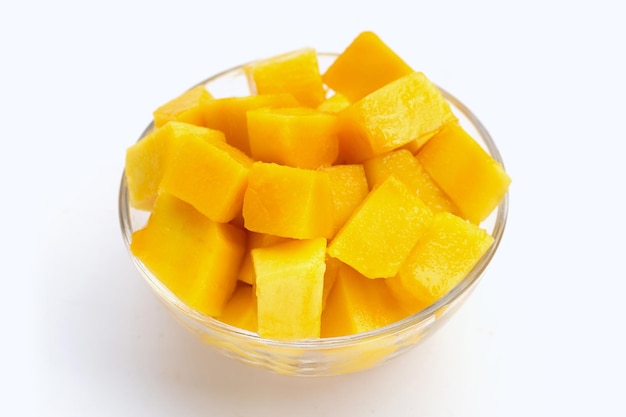 Rodajas de cubo de mango amarillo sobre fondo blanco.