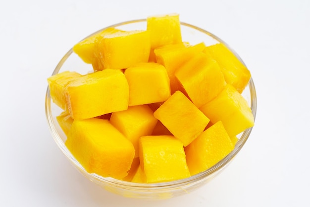 Rodajas de cubo de mango de frutas tropicales en un bol