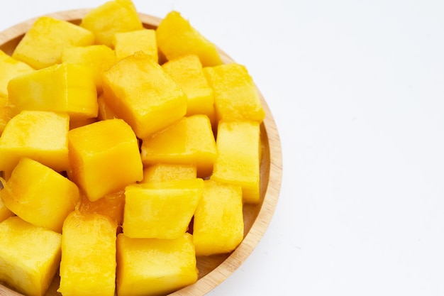 Rodajas de cubo de mango de frutas tropicales en un bol