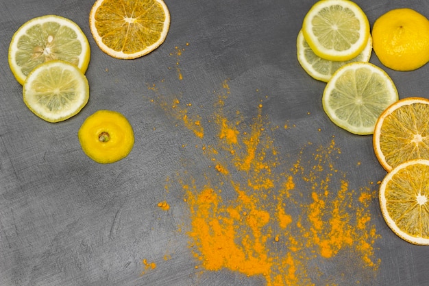 Rodajas de cúrcuma seca de limón fresco y rodajas de naranja secas