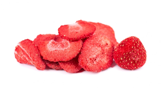 Rodajas de fresas secas aisladas en blanco