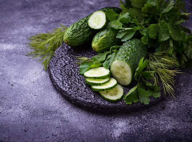 Rodajas frescas de pepino y perejil. Enfoque selectivo