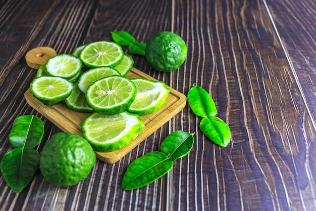 Rodajas de fruta de bergamota fresca en madera