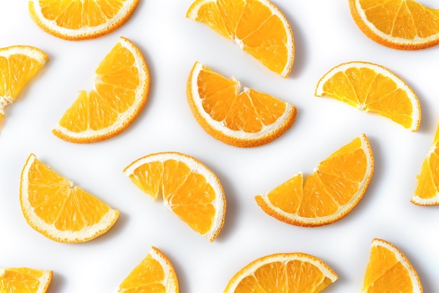 Rodajas de fruta naranja aislado en el fondo blanco.