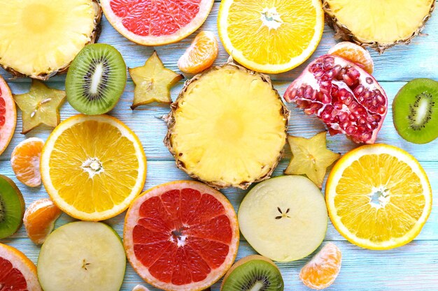 Rodajas de frutas en primer plano de la mesa