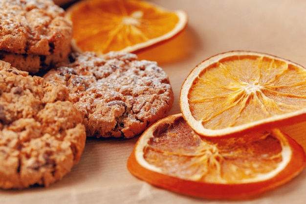 Rodajas de frutos secos con galletas de cerca en la mesa de la cocina