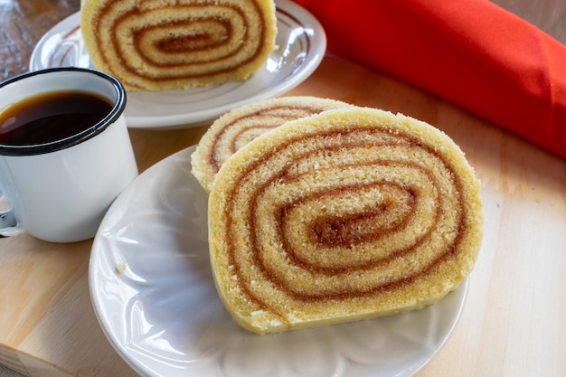 rodajas de guayaba y taza de café. postre típico brasileño. Pastel de guayaba. vista desde arriba