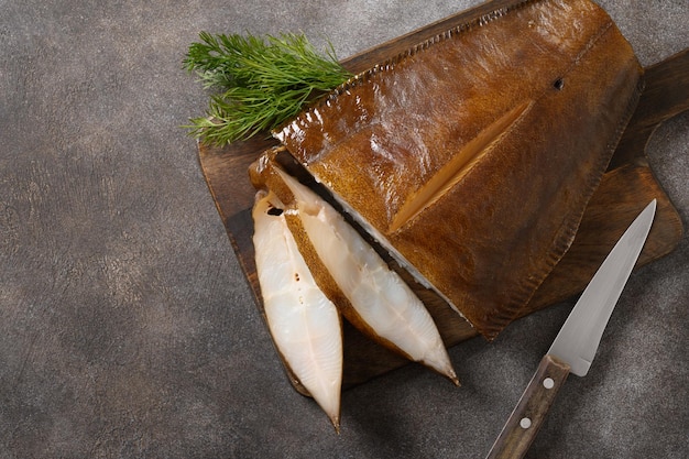 Rodajas de halibut ahumadas frescas cortadas sobre fondo marrón Vista desde arriba Grasas insaturadas omega 3 saludables buenas para el cerebro y la claridad mental