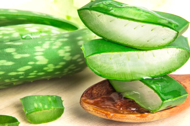 el en rodajas y la hoja de aloe vera fresca en placa de madera