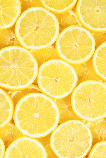 Rodajas de jugosos limones amarillos frescos. Fondo de textura, patrón.