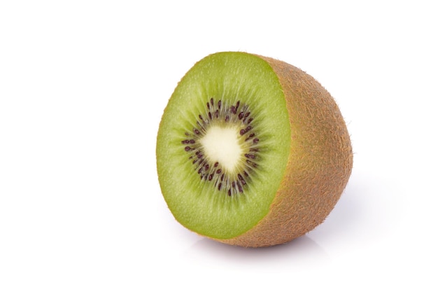 Rodajas de kiwi aislado sobre fondo blanco.