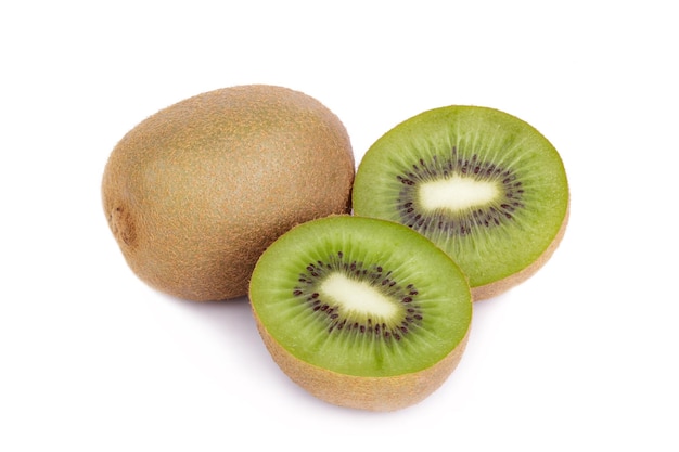 Rodajas de kiwi aislado sobre fondo blanco.