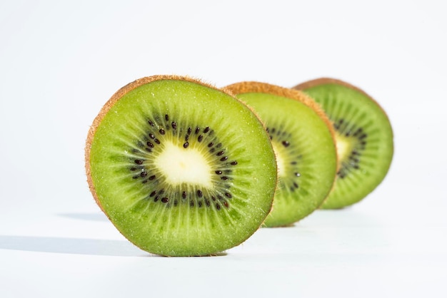 Rodajas de kiwi aislado sobre fondo blanco.