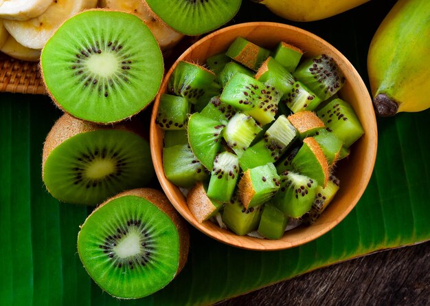 Rodajas de kiwi aislado sobre fondo de madera