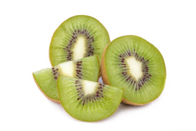 Rodajas de kiwi aislado en whitexA