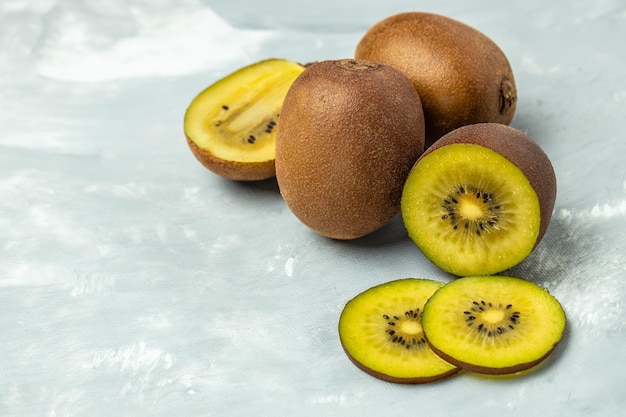 rodajas de kiwi dorado sobre un fondo claro menú de banner receta lugar para la vista superior del texto