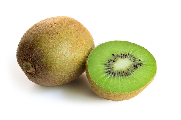 Rodajas de kiwi fresco, jugoso, delicioso y saludable, aislado en fondo blanco