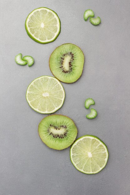 Rodajas de kiwi y limón sobre superficie gris