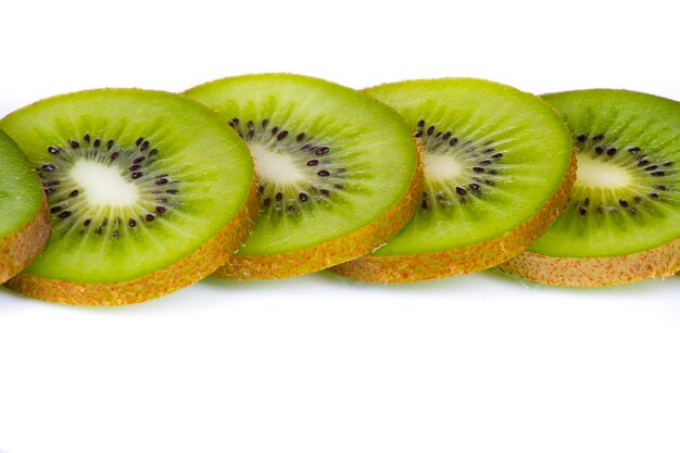 Rodajas de kiwi en plato blanco