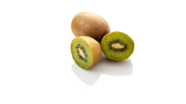 Rodajas de kiwi sobre fondo blanco