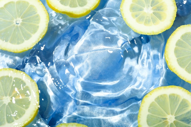 Rodajas de limón en agua concepto de frescura