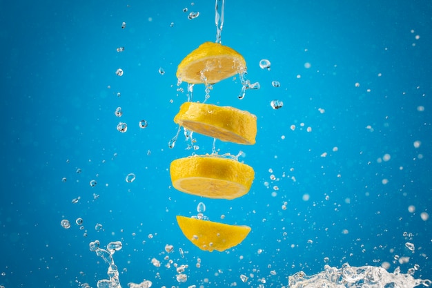 Foto rodajas de limón flotante con fondo claro