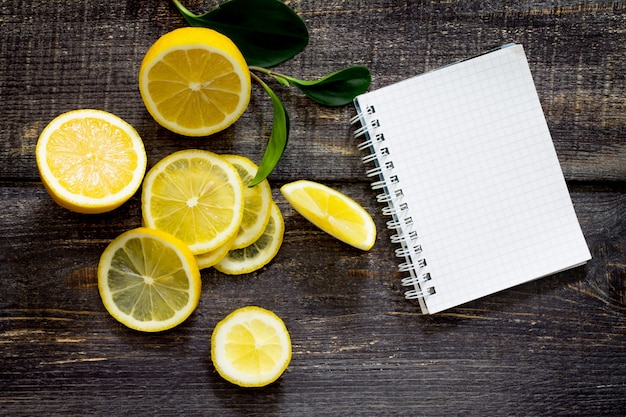 Rodajas de limón fresco y un cuaderno