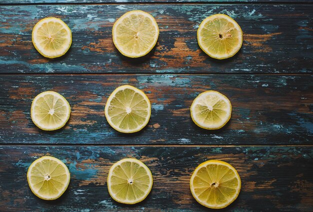 Rodajas de limón limones maduros orgánicos frescos sobre fondo de madera rústica